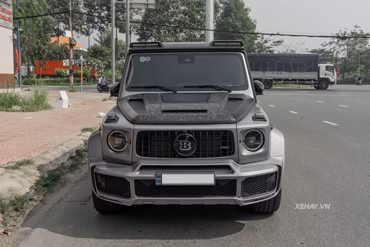 Đáng chú ý, nắp ốp bánh dự phòng trên chiếc Mercedes-AMG G63 hàng hiếm này còn có hình bát giác khác hẳn với nắp hình tròn mà chúng ta thường thấy. Xe không có cánh gió cỡ lớn ở nóc xe như các bản độ G800 khác.