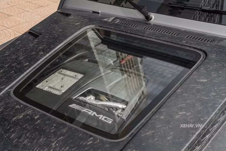 Tuy nhiên, Mercedes-AMG G63 trong bài đã được "lên đời" hệ thống ống xả hiệu năng cao từ thương hiệu Fi Exhaust, chính xác là bản Ultra Edition có khả năng mang đến âm thanh đầy phấn khích, đồng thời tối ưu hoá hiệu năng vận hành cho chiếc SUV.