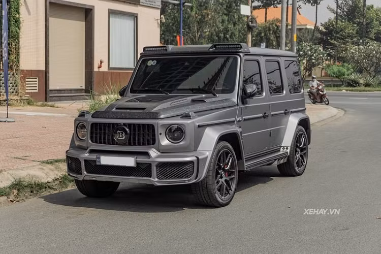 Không chỉ đem lại hiệu ứng đẹp mắt hơn, độc đáo hơn so với sợi carbon thường, Mercedes-AMG G63 độ sợi carbon đúc còn có độ bền cao hơn. Loại vật liệu này được tìm thấy trên nắp ca-pô tích hợp 3 hốc gió hầm hố, ốp đèn phụ trợ trên nóc, ốp viền bên hông bao gồm cả tay nắm cửa và cả nắp ốp bánh dự phòng.