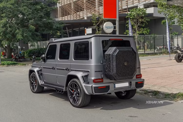 Thông thường, các gói độ Brabus ở Việt Nam đều dùng vật liệu sợi carbon dệt truyền thống (Carbon Fiber), nhưng chiếc Mercedes-AMG G63 độ G800 Brabus trong bài lại tạo nên sự khác biệt khi dùng sợi carbon đúc (Forged Carbon Fiber).