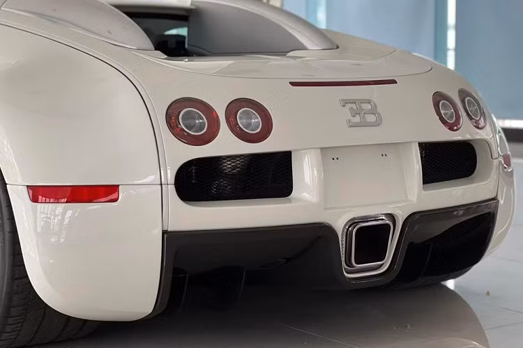 Bugatti Veyron được ra mắt lần đầu tiên vào năm 2005 và kết thúc dòng đời 10 năm sau đó. Hãng siêu xe Pháp sản xuất 450 chiếc Veyron ở khá nhiều phiên bản như Veyron 16.4 (252 chiếc) Grand Sport (58 chiếc), Super Sport (48 chiếc) và Grand Sport Vitesse (92 chiếc).