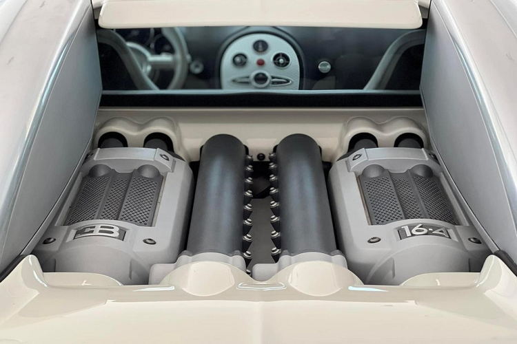 Hiện chưa rõ khi nào ông Đặng Lê Nguyên Vũ mới cầm lái Bugatti Veyron trên đường. Được biết, chiếc xe Bugatti Veyron được "Qua" Vũ mua từ năm 2018 từ đại gia Minh Nhựa. Choáng hơn là vị doanh nhân ngành cà phê này còn yêu cầu sơn lại ông hoàng tốc độ Bugatti Veyron thành màu trắng thay vì để màu đỏ-trắng nguyên bản.