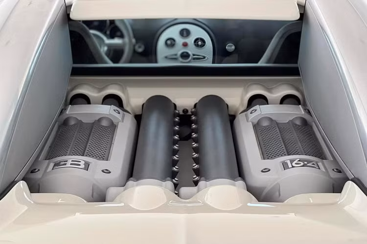 Hiện chưa rõ khi nào ông Đặng Lê Nguyên Vũ mới cầm lái Bugatti Veyron trên đường. Được biết, chiếc xe Bugatti Veyron được "Qua" Vũ mua từ năm 2018 từ đại gia Minh Nhựa. Choáng hơn là vị doanh nhân ngành cà phê này còn yêu cầu sơn lại ông hoàng tốc độ Bugatti Veyron thành màu trắng thay vì để màu đỏ-trắng nguyên bản.