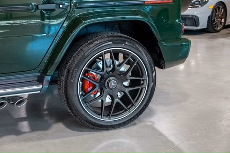 Phía sau vô lăng là bộ đồng hồ kỹ thuật số dạng cảm ứng cao cấp làm nổi bật không gian nội thất xe. Mặt táp-lô nổi bật với màn hình cảm ứng kép kích thước lớn đáp ứng nhu cầu tra cứu thông tin và giải trí của khách hàng.