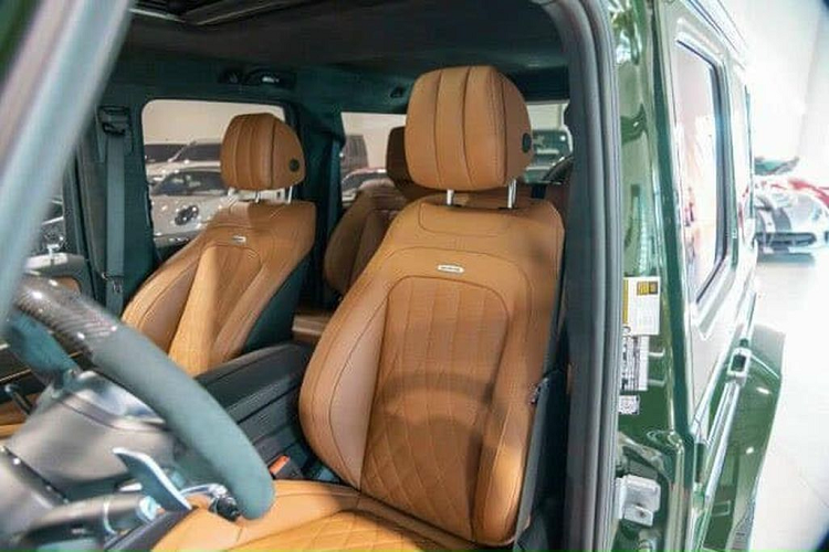 Mercedes-AMG G63 2022 có phần đầu xe được thiết kế vuông vắn, hầm hố, ở chính giữa vẫn là bộ lưới tản nhiệt tạo hình chữ nhật gọn gàng quen thuộc. Nằm ở vị trí trung tâm lưới tản nhiệt vẫn là logo quen thuộc của Mercedes.