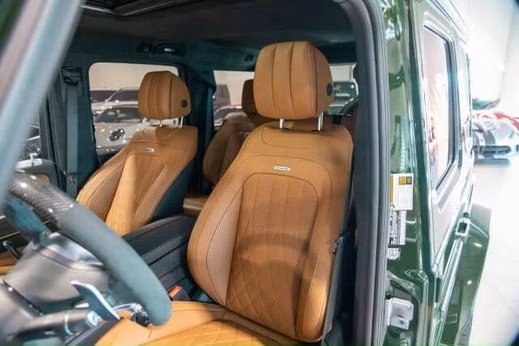 Mercedes-AMG G63 2022 có phần đầu xe được thiết kế vuông vắn, hầm hố, ở chính giữa vẫn là bộ lưới tản nhiệt tạo hình chữ nhật gọn gàng quen thuộc. Nằm ở vị trí trung tâm lưới tản nhiệt vẫn là logo quen thuộc của Mercedes.