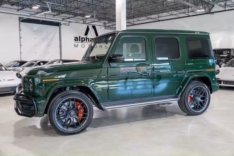 Về truyền động, Mercedes-Benz G 63 AMG được trang bị động cơ V8, dung tích 5.5 L tăng áp kép tạo ra 571 mã lực ở vòng tua 5.500 vòng/phút và 760 Nm ở vòng tua 1.750-5.250 vòng/phút. Chiếc SUV hạng sang có khả năng tăng tốc từ 0-100 km/h chỉ trong 5,4 giây với tốc độ tối đa lên tới 210 km/h