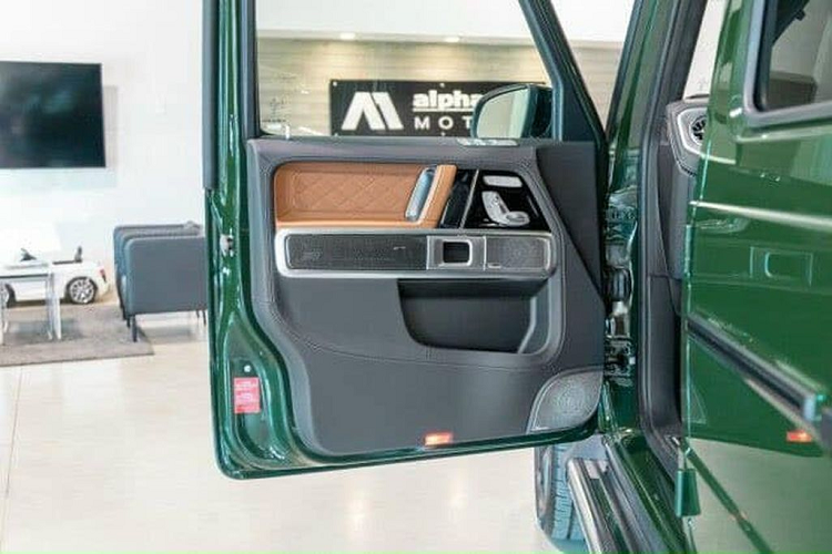 Ở bên trong cabin, Mercedes-AMG G63 2022 có nội thất màu nâu da bò sang trọng. Bên cạnh đó là nhiều chi tiết trong khoang lái được xử lý bằng sợi carbon thay vì kim loại đánh bóng hay nhựa.