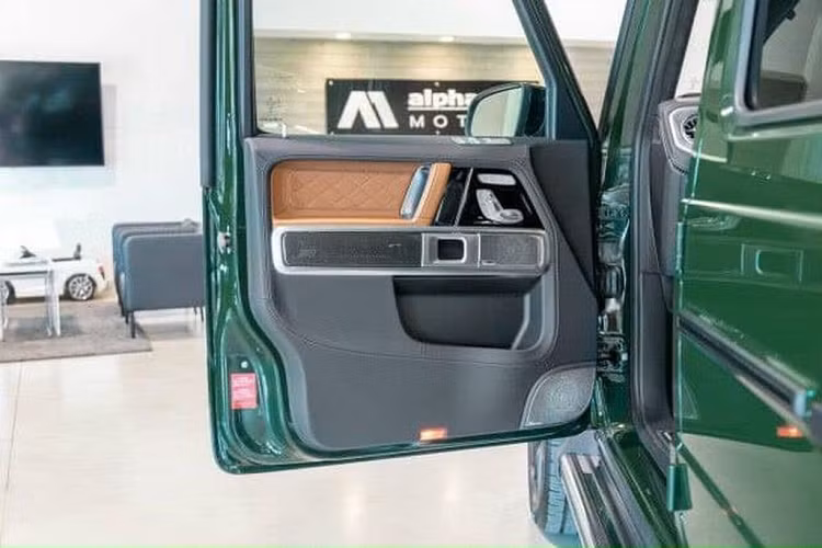 Ở bên trong cabin, Mercedes-AMG G63 2022 có nội thất màu nâu da bò sang trọng. Bên cạnh đó là nhiều chi tiết trong khoang lái được xử lý bằng sợi carbon thay vì kim loại đánh bóng hay nhựa.