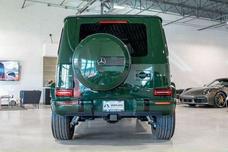 Gần đây, một đại lý chuyên nhập khẩu siêu xe, xe sang ở Hà Nội đã “chào bán” Mercedes-AMG G63 bản 2022 màu xanh Green “cực chất” với giá bán hơn 14 tỷ đồng. Đại lý cho biết, thời gian giao nhận xe vào khoảng 25 ngày.