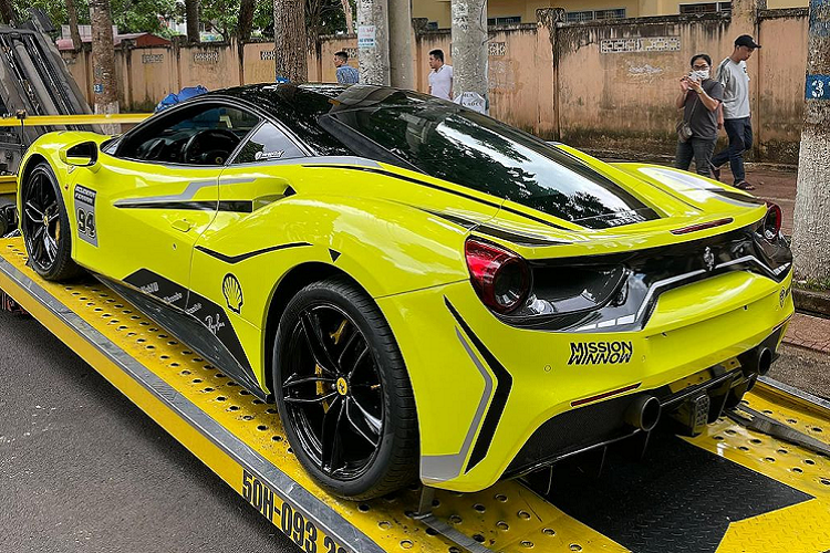 Đối với chiếc Ferrari 488 GTB của hot girl 9X Bến Tre, siêu xe này được cô mua thông qua 1 cò xe. Trước khi về chung một nhà với Tú Quyên, xe từng thuộc sở hữu của 1 tay chơi xe ở tỉnh Bạc Liêu. Nguyên bản, chiếc Ferrari 488 GTB trong bài có màu sơn ngoại thất trắng, hiện xe được dán lại màu vàng trẻ trung, nổi bật.