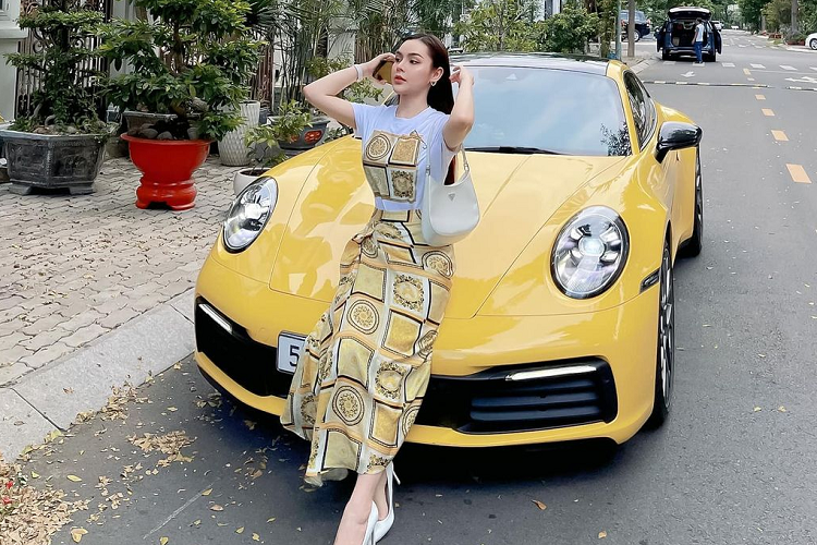 Động cơ của Porsche 911 Carrera S sẽ đi kèm hộp số sàn 7 cấp hoặc hộp số tự động ly hợp kép 8 cấp tùy theo lựa chọn của khách nhưng hệ dẫn động 4 bánh là trang bị tiêu chuẩn. Điểm thú vị trên Porsche 911 thế hệ thứ 8 chính là việc được tích hợp thêm một chế độ lái mới mang tên “Wet Mode”.