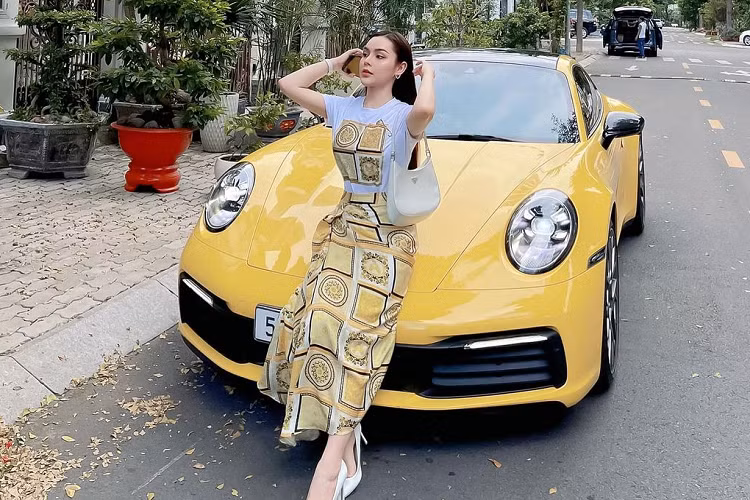 Động cơ của Porsche 911 Carrera S sẽ đi kèm hộp số sàn 7 cấp hoặc hộp số tự động ly hợp kép 8 cấp tùy theo lựa chọn của khách nhưng hệ dẫn động 4 bánh là trang bị tiêu chuẩn. Điểm thú vị trên Porsche 911 thế hệ thứ 8 chính là việc được tích hợp thêm một chế độ lái mới mang tên “Wet Mode”.