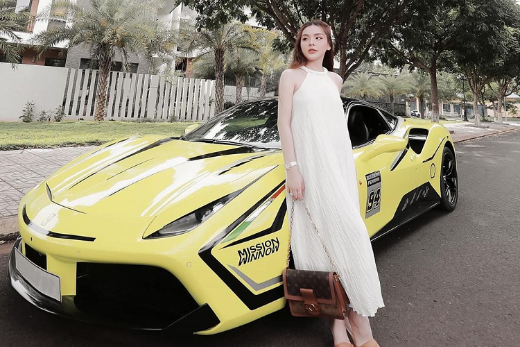 Ngoài 2 mẫu xe đình đám nói trên, hot girl 9x còn sở hữu một chiếc Porsche 911 Carrera S. Tại Việt Nam, hiện mẫu xe này đang có giá bán niêm yết là 7,85 tỷ VNĐ, chưa bao gồm các tuỳ chọn. Chiếc Porsche 911 Carrera S này của Tú Quyên cũng sở hữu màu sơn ngoại thất vàng, kết hợp với các điểm nhấn sơn đen tương phản.