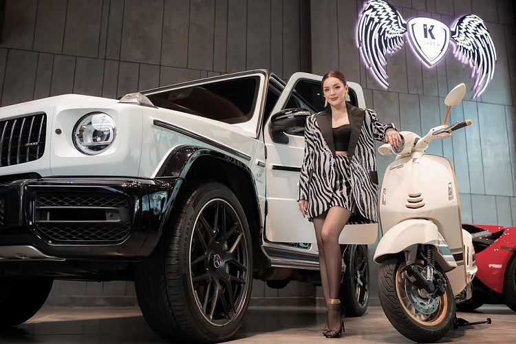 Tú Quyên sinh năm 1993 tại Bến Tre, tuy nhiên công việc và cuộc sống hiện tại của cô chủ yếu là ở Sài Gòn và Buôn Ma Thuột. Hot girl 9x Bến Tre này được biết đến nhờ vẻ ngoài xinh đẹp cùng những thành công trong lĩnh vực kinh doanh làm đẹp và buôn bán mỹ phẩm.