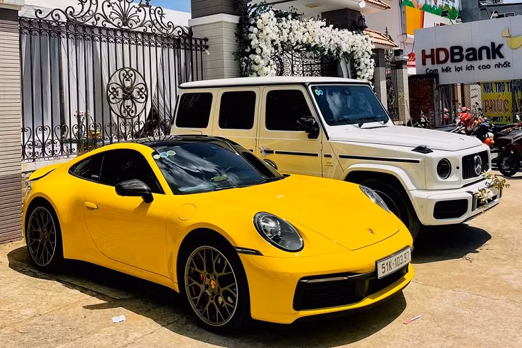 Mặc dù tuổi đời còn khá trẻ nhưng Tú Quyên đã khiến nhiều người phải ngưỡng mộ khi có trong tay bộ sưu tập xe thuộc hàng “khủng”. Dàn xe tiền tỷ của hot girl 9x này mới đây nhất chính là Mercedes-AMG G63 với giá 14,8 tỷ đồng, tuy nhiên chiếc SUV vạn người mê còn chưa kịp “hạ nhiệt” thì cô đã tậu liền tay siêu xe Ferrari 488 GTB.