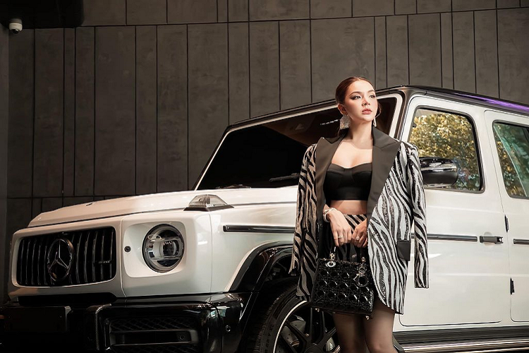 Sức mạnh này được truyền tới cả 4 bánh thông qua hộp số tự động AMG Speedshift Plus 9 cấp, nhờ đó, hot girl 9X có thể trải nghiệm "ông vua địa hình" Mercedes-AMG G63 với thời gian tăng tốc từ vị trí xuất phát lên 100 km/h chỉ trong 4,5 giây trước khi đạt vận tốc tối đa 220 km/h.