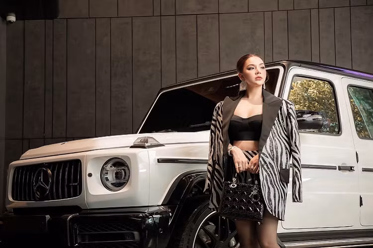 Sức mạnh này được truyền tới cả 4 bánh thông qua hộp số tự động AMG Speedshift Plus 9 cấp, nhờ đó, hot girl 9X có thể trải nghiệm "ông vua địa hình" Mercedes-AMG G63 với thời gian tăng tốc từ vị trí xuất phát lên 100 km/h chỉ trong 4,5 giây trước khi đạt vận tốc tối đa 220 km/h.