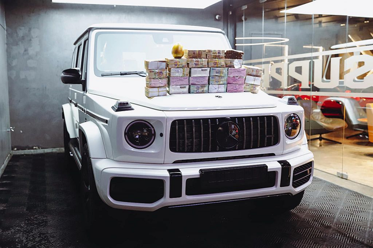 Thuộc thế hệ W463 thứ 2 - Mercedes-AMG G63 được trang bị khối động cơ xăng V8, tăng áp kép, dung tích 4.0 lít, sản sinh công suất tối đa 577 mã lực tại vòng tua máy 6.000 vòng/phút và mô-men xoắn cực đại 850 Nm tại dải tua máy 2.500 - 3.500 vòng/phút.