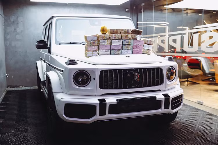 Thuộc thế hệ W463 thứ 2 - Mercedes-AMG G63 được trang bị khối động cơ xăng V8, tăng áp kép, dung tích 4.0 lít, sản sinh công suất tối đa 577 mã lực tại vòng tua máy 6.000 vòng/phút và mô-men xoắn cực đại 850 Nm tại dải tua máy 2.500 - 3.500 vòng/phút.