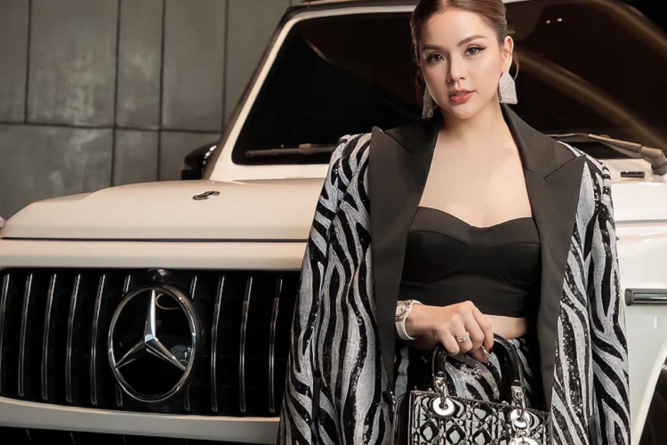 Được biết, chiếc Mercedes-AMG G63 này được Tú Quyên mua tại một showroom chuyên mua bán siêu xe ở Sài thành. Hiện chiếc SUV hạng sang này vẫn chưa ra biển số. 