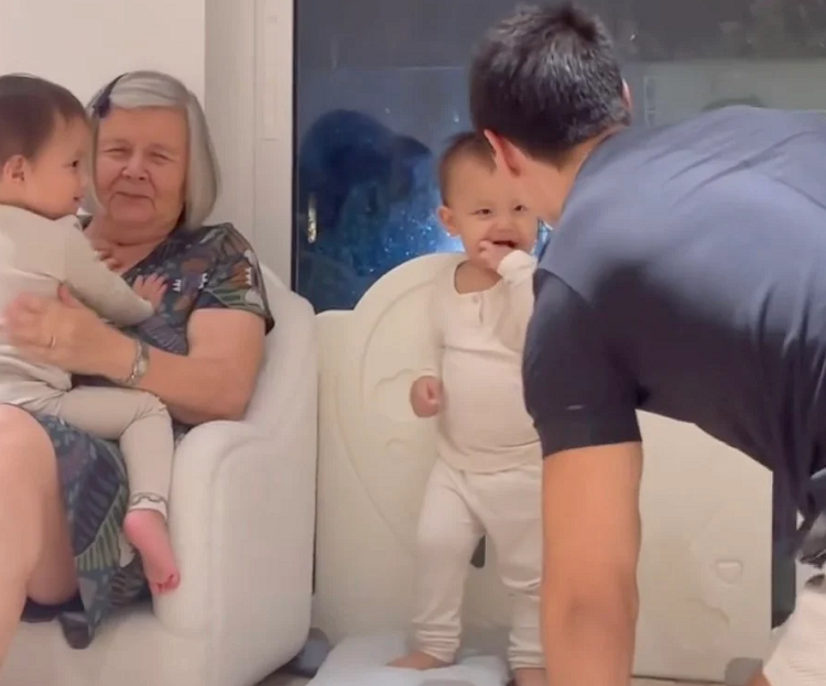 Ha Ho hanh phuc khoe khoanh khac con gai Lisa ben ba noi