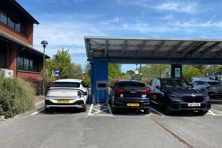 Tram sac oto dien chay nang luong mat troi Papilio3 luon kin cho