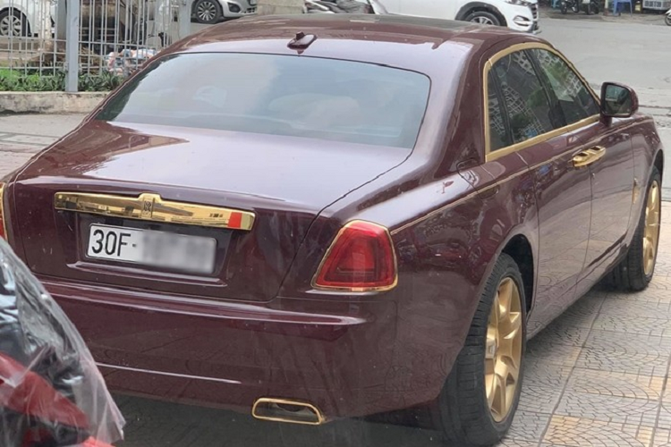 Mẫu xe siêu sang Rolls-Royce Ghost mạ vàng của đại gia FLC thuộc thế hệ đầu tiên mang ký hiệu Series I, xe sử dụng động cơ V12, tăng áp kép, dung tích 6,6 lít, sản sinh công suất tối đa 562 mã lực và mô-men xoắn cực đại 780 Nm. Kết hợp cùng hộp số tự động ZF 8 cấp, Rolls-Royce Ghost mất khoảng 5 giây để tăng tốc từ vị trí xuất phát lên 100 km/h trước khi đạt vận tốc tối đa 250 km/h.