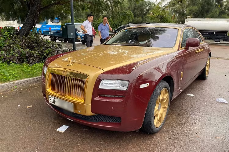 Hiện không rõ Chủ tịch FLC đã bỏ ra bao nhiêu tiền để sở hữu chiếc xe siêu sang Rolls-Royce Ghost mạ vàng chính hãng có một không hai tại dải đất hình chữ S, chỉ biết rằng, giá xe Rolls-Royce Ghost tại thời điểm 2013 khoảng 16 tỷ đồng