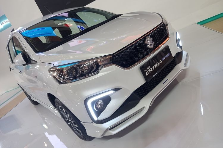 Đúng như tên gọi, Suzuki Ertiga Sport 2022 sở hữu thiết kế thể thao hơn so với Ertiga Hybrid. Cụ thể, xe được trang bị lưới tản nhiệt sơn màu đen thay vì mạ crôm như Suzuki Ertiga Hybrid 2022. Thêm vào đó là hốc gió trung tâm với mắt lưới hình mắt cáo và cánh lướt gió trước hầm hố hơn. Ngoài ra, xe còn có thêm dải đèn LED hình boomerang ở hốc đèn sương mù trước.