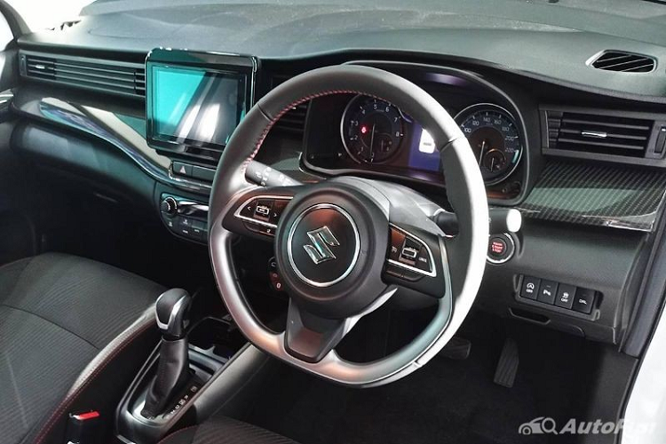 Ở bên sườn, mẫu MPV này được bổ sung ốp hông và bộ vành hợp kim 5 chấu kép, sơn 2 màu thể thao mới, thay cho loại 7 chấu cũ. Đây chính là bộ vành mới cũng được dùng cho Suzuki Ertiga 2022 ở thị trường Ấn Độ.