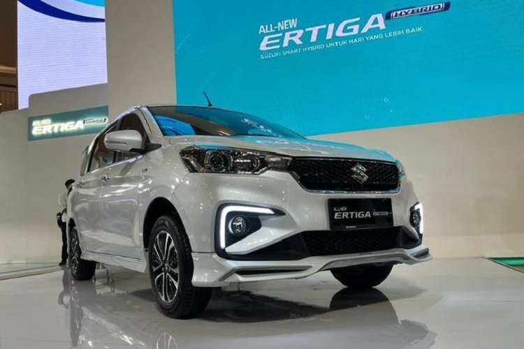 Theo đó, "trái tim" của mẫu xe MPV Suzuki Ertiga Sport 2022 là động cơ xăng 4 xi-lanh, dung tích 1.5L với công suất tối đa 105 mã lực và mô-men xoắn cực đại 138 Nm. Động cơ này kết hợp với cụm pin lithium-ion và máy phát điện tích hợp bộ đề (ISG). Cụm pin nằm dưới ghế có thể sạc tự động khi xe giảm tốc thông qua phanh tái sinh năng lượng.
