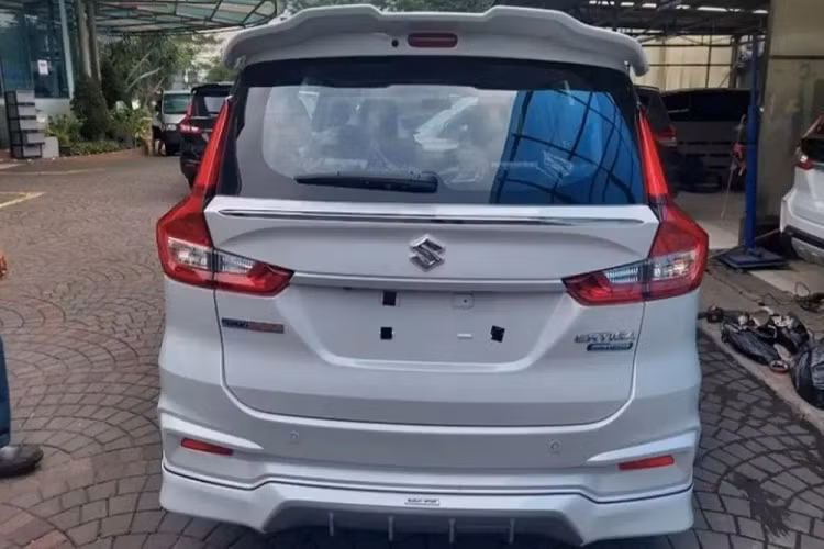 Trong khi đó, những trang bị còn lại của Suzuki Ertiga Sport 2022 không có gì khác biệt so với Ertiga Hybrid, bao gồm vô lăng vát đáy thể thao, màn hình đa thông tin trong bảng đồng hồ và màn hình thông tin giải trí 8 inch. Bảng đồng hồ của xe được nâng cấp nhẹ để hiển thị thông tin về hệ truyền động mild hybrid mới của Suzuki Ertiga Sport 2022.