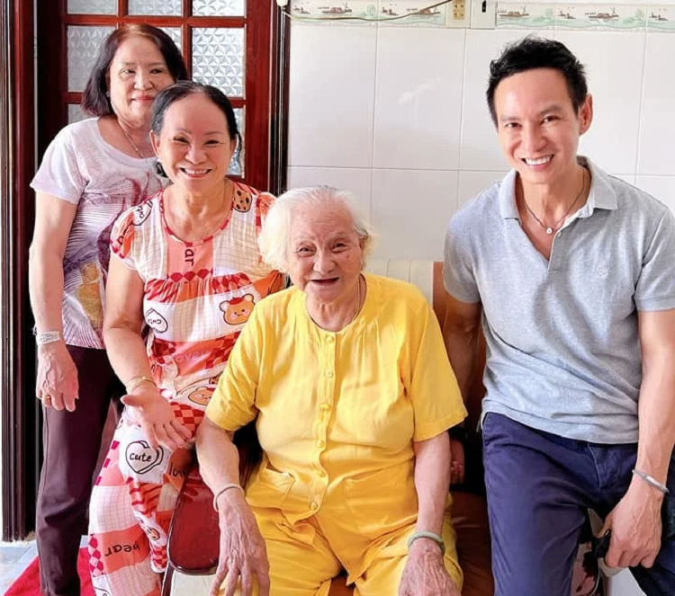 Ly Hai mung nhu trung so khi duoc me ruot goi dung ten-Hinh-2