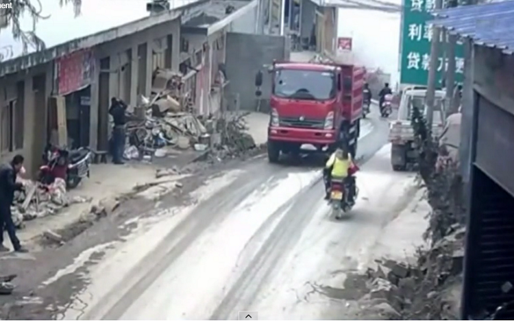 Cua sau xe tai bat ngo bat mo, dap trung 3 nguoi di xe may