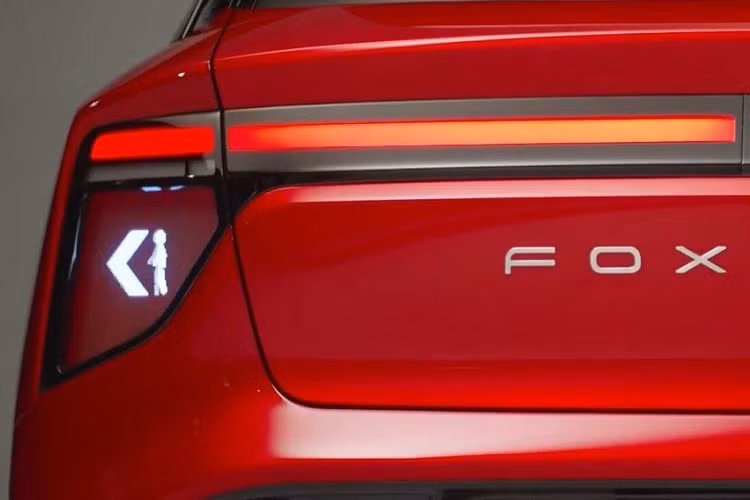 Chưa hết, Foxtron Model B còn có cảm biến nằm trong hốc gió trung tâm và camera kỹ thuật số thay cho gương chiếu hậu. Điều này chứng tỏ mẫu xe điện mới của Foxconn sẽ được trang bị các tính năng an toàn chủ động ADAS phức tạp. 