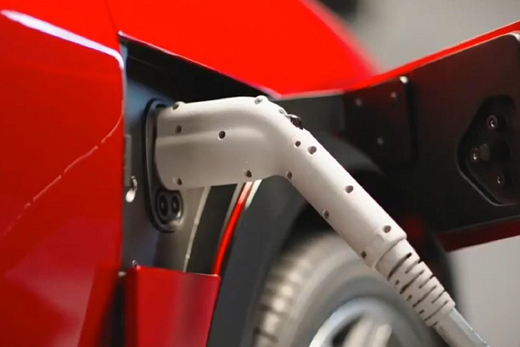 Cơ sở gầm bệ dạng nguồn mở này được ví như hệ điều hành Android của ngành công nghiệp ô tô. Đáng tiếc là thông tin về mô-tơ và pin của mẫu ô tô điện này chưa được công bố. Dự kiến, Foxtron Model B sẽ chính thức trình làng trong sự kiện Hon Hai Tech Day 2022 diễn ra vào ngày 18/10 tới đây. Khi có mặt trên thị trường, Model B hứa hẹn sẽ là đối thủ tiềm năng của mẫu xe điện giá 25.000 USD của Tesla.