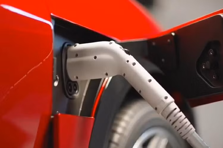 Cơ sở gầm bệ dạng nguồn mở này được ví như hệ điều hành Android của ngành công nghiệp ô tô. Đáng tiếc là thông tin về mô-tơ và pin của mẫu ô tô điện này chưa được công bố. Dự kiến, Foxtron Model B sẽ chính thức trình làng trong sự kiện Hon Hai Tech Day 2022 diễn ra vào ngày 18/10 tới đây. Khi có mặt trên thị trường, Model B hứa hẹn sẽ là đối thủ tiềm năng của mẫu xe điện giá 25.000 USD của Tesla.