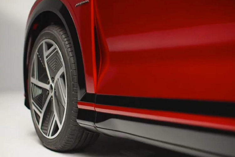 Mẫu ôtô điện mới của nhà sản xuất iPhone gây ấn tượng với cụm đèn pha LED nằm vắt ngang đầu xe và hốc gió trung tâm hiện đại, đi kèm mắt lưới tổ ong. Trong khi đó, ở bên sườn, Foxtron Model B mang trên mình thiết kế 2 khoang và chiều cao gầm như ôtô du lịch. 