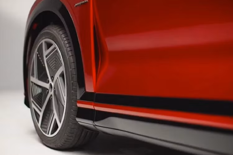 Mẫu ôtô điện mới của nhà sản xuất iPhone gây ấn tượng với cụm đèn pha LED nằm vắt ngang đầu xe và hốc gió trung tâm hiện đại, đi kèm mắt lưới tổ ong. Trong khi đó, ở bên sườn, Foxtron Model B mang trên mình thiết kế 2 khoang và chiều cao gầm như ôtô du lịch. 