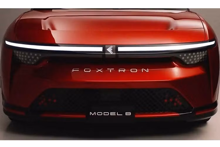 Trước thời điểm xe ra mắt, đoạn video ngắn hé lộ thiết kế xe điện Foxtron Model B đã được tung ra. Qua những hình ảnh, có thể thấy Foxtron Model B như sự kết hợp giữa xe hatchback và crossover. Tương tự hãng xe Việt VinFast, Foxconn cũng thuê công ty Pininfarina thiết kế. 
