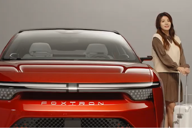 Được biết, Foxconn đã lên kế hoạch bắt đầu sản xuất ô tô điện vào năm 2023 ở nhà máy tại Trung Quốc. Sang năm 2024, Foxconn tiếp tục sản xuất xe ở nhà máy mà tập đoàn này mua lại của Lordstown GM, đặt tại bang Ohio, Mỹ. Nhà máy này có công suất thiết kế là 500.000 xe/năm. Tương tự mảng điện thoại, Foxconn không chỉ sản xuất ô tô điện của thương hiệu con Foxtron mà còn lắp ráp cả xe cho những bên thứ 3 không có nhà máy.