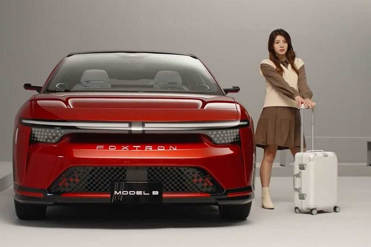 Hiện chưa có hình ảnh nội thất của Foxtron Model B. Tuy nhiên, mẫu xe điện này hứa hẹn sẽ mang đến không gian nội thất và khoang hành lý rộng rãi cho người dùng. mẫu xe điện Foxtron Model B dự kiến sẽ được phát triển dựa trên cơ sở gầm bệ Mobility in Harmony (MiH) dạng mô-đun dành riêng cho ô tô điện của Foxconn. 