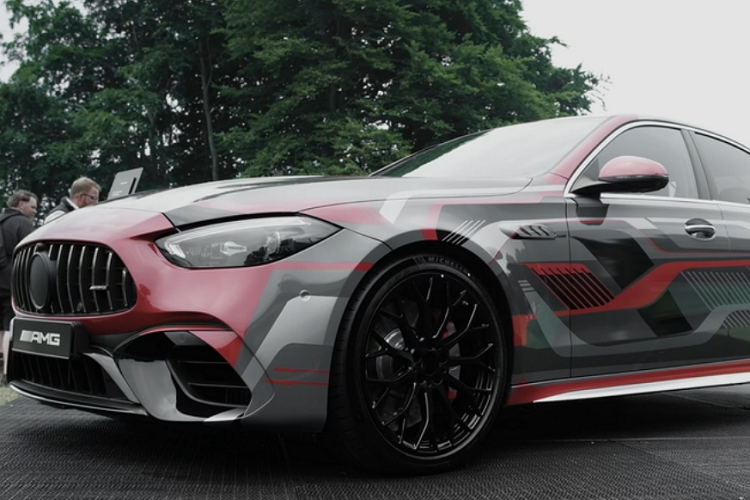 Được biết, Mercedes-AMG C63 thế hệ mới sẽ không dùng động cơ V8 nữa, mà thay bằng động cơ tăng áp 4 xi-lanh kết hợp động cơ điện, cho tổng công suất 671 mã lực và mô-men xoắn cực đại 750 Nm, tăng 168 mã lực và 50 Nm so với cỗ máy tăng áp kép V8 4.0L của C63 S.