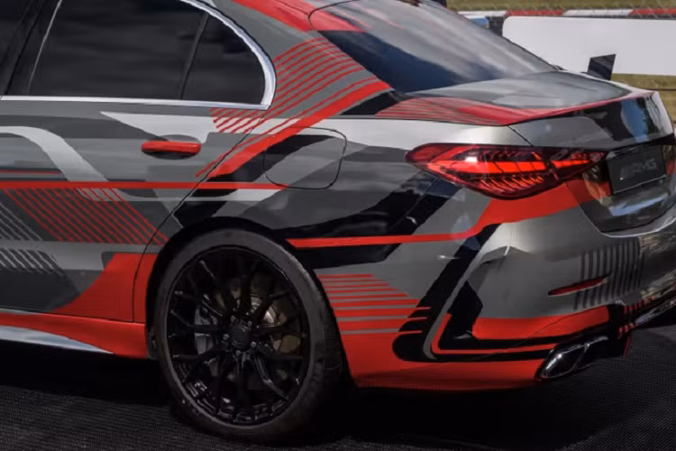 AMG C63 mới cũng sẽ loại bỏ hệ dẫn động cầu sau truyền thống và chuyển sang hệ dẫn động 4 bánh toàn thời gian.