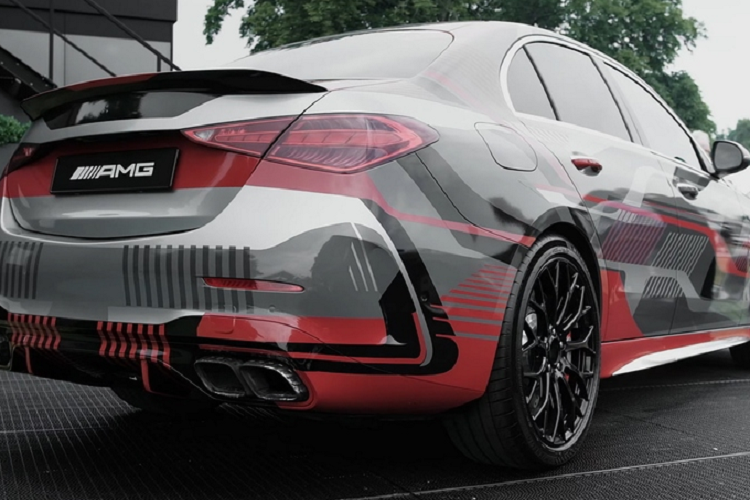 Có thể thấy Mercedes-AMG C63 2023 thể thao sở hữu các hốc gió lớn hơn, thân xe rộng hơn, mâm xe đa chấu 20 inch thiết kế mới với phanh lớn hơn, ống xả kép hình chữ nhật, cản trước / sau mạnh mẽ hơn và cánh gió lớn hơn.