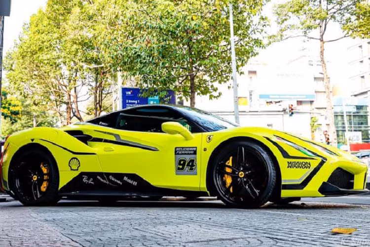 Kết hợp cùng hộp số ly hợp kép 7 tốc độ, nhờ đó, siêu xe Ferrari 488 GTB của cô gái 9X quê tỉnh Bến Tre mới mua chỉ mất khoảng thời gian 3 giây để đua nước rút từ vị trí xuất phát lên 100 km/h trước khi đạt vận tốc tối đa 330 km/h.