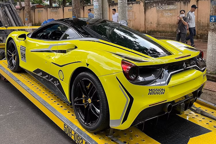 Trên mạng xã hội, cô gái Tú Quyên chia sẻ khá nhiều mẫu xe hot mà mình đang sở hữu như Porsche 911 Carrera S, Mercedes-AMG G63 màu trắng hay mới nhất là việc tậu siêu xe Ferrari 488 GTB từ 1 showroom bán xe ở Sài thành.