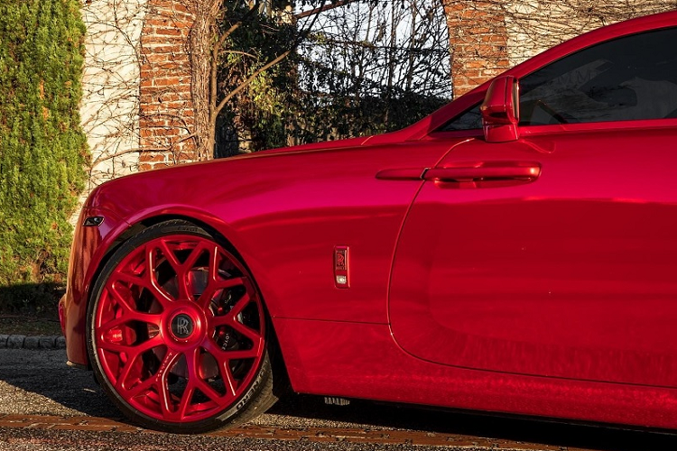 Có thể nhận thấy bản độ Rolls-Royce Wraith giờ đây sở hữu dải đèn LED chạy ban ngày lớn hơn, cản va trước mới với lưới tản nhiệt đặt thấp hơn, các điểm nhấn màu đen ở đầu xe và chụp ống xả.