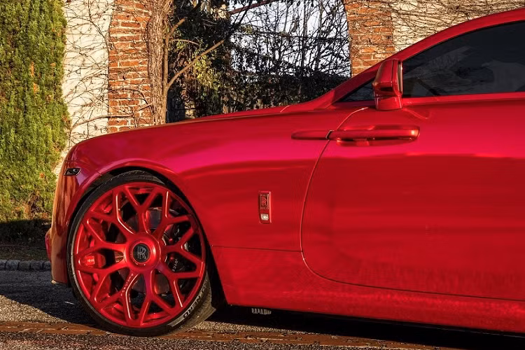 Có thể nhận thấy bản độ Rolls-Royce Wraith giờ đây sở hữu dải đèn LED chạy ban ngày lớn hơn, cản va trước mới với lưới tản nhiệt đặt thấp hơn, các điểm nhấn màu đen ở đầu xe và chụp ống xả.